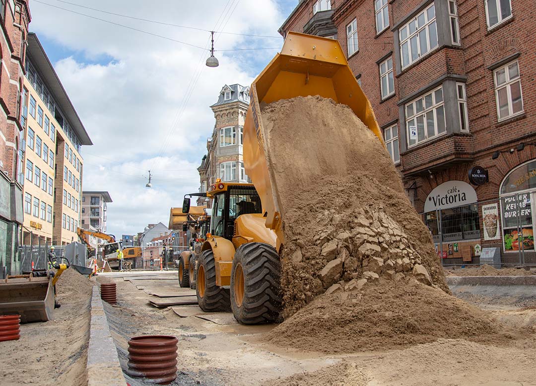 912G Rear View Unload City Site